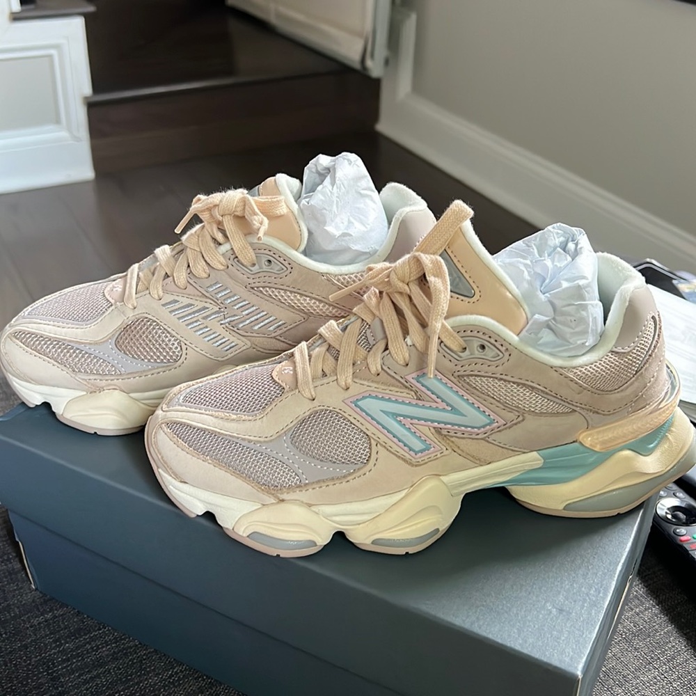 New Balance 9060 size Men 5.5/Women 7 (Brand New)